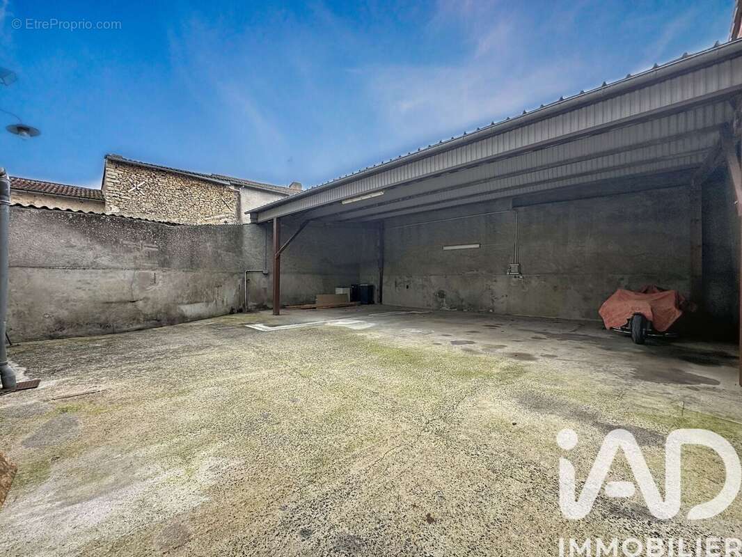 Appartement 250 m² à Sainte-Verge  - photo 2