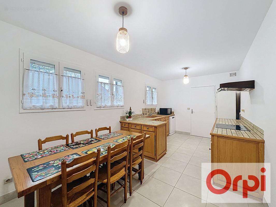 Maison à VOISINS-LE-BRETONNEUX