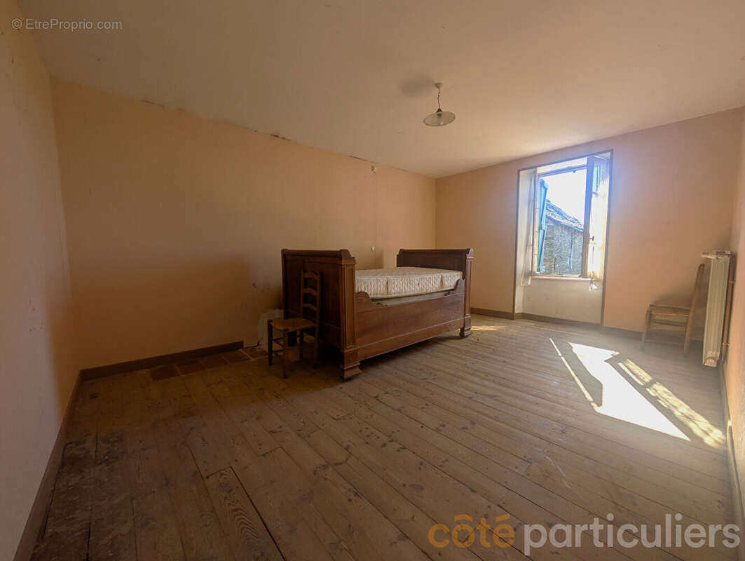 Maison à COMPS-LA-GRAND-VILLE