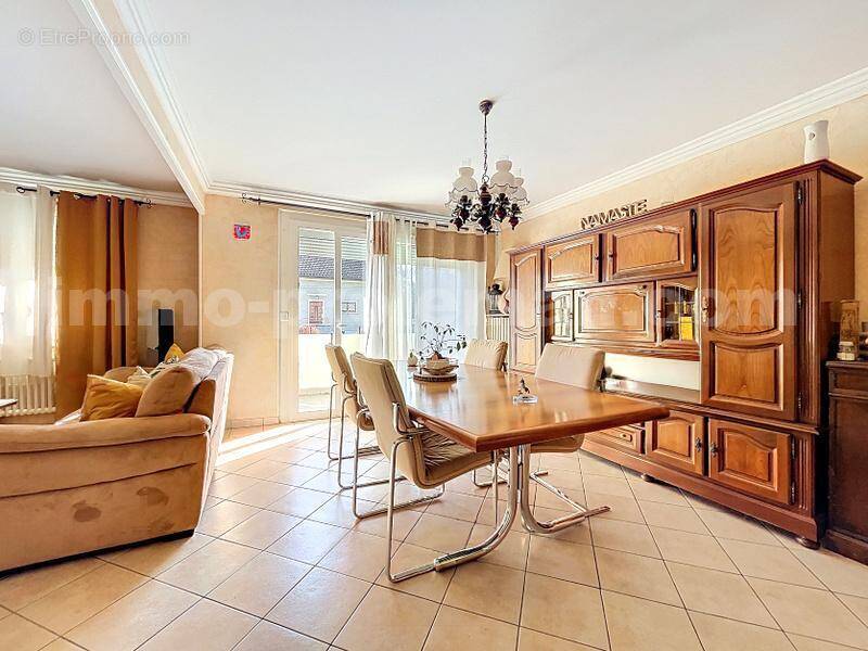 Maison_jumelée_cuisine_equipée_Annemasse_proche_commerces_bus_tram_ceva_gare_frontieres_suisse_genève_sejour_cuisine_ouverte_degagement_chambre_terrasse_terrain_ - Maison à ANNEMASSE