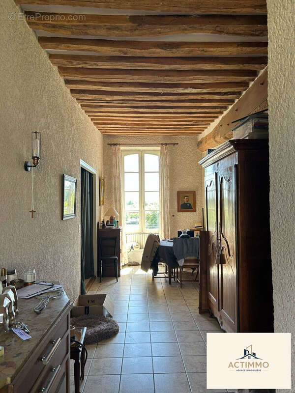 Entrée avec avec salle à manger