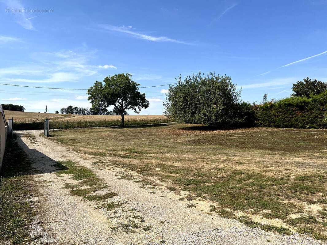 Terrain à MEYRIEU-LES-ETANGS