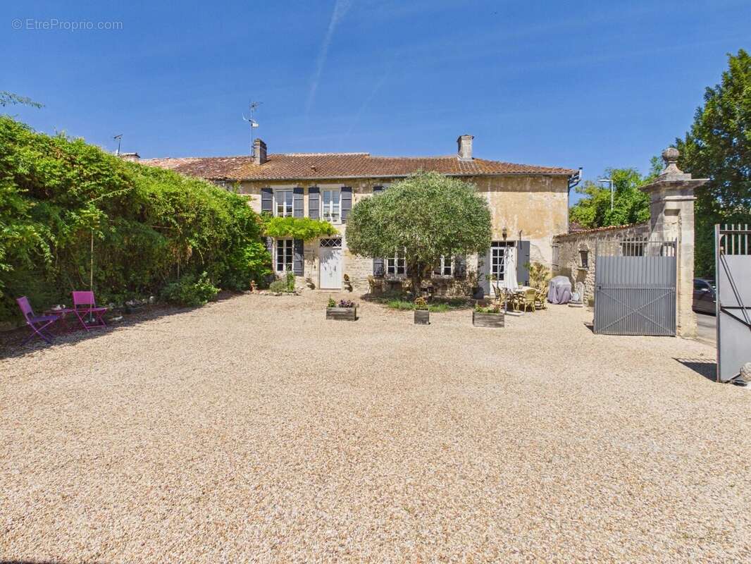 Maison rénovée en gardant tous les élements de l'époque, et commerces à pied! - photo 20