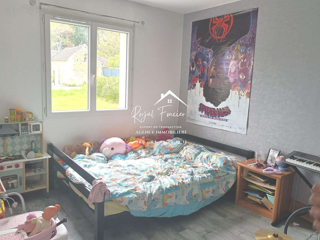 Chambre 1 avec rangements - Maison à VAUX-SUR-VIENNE