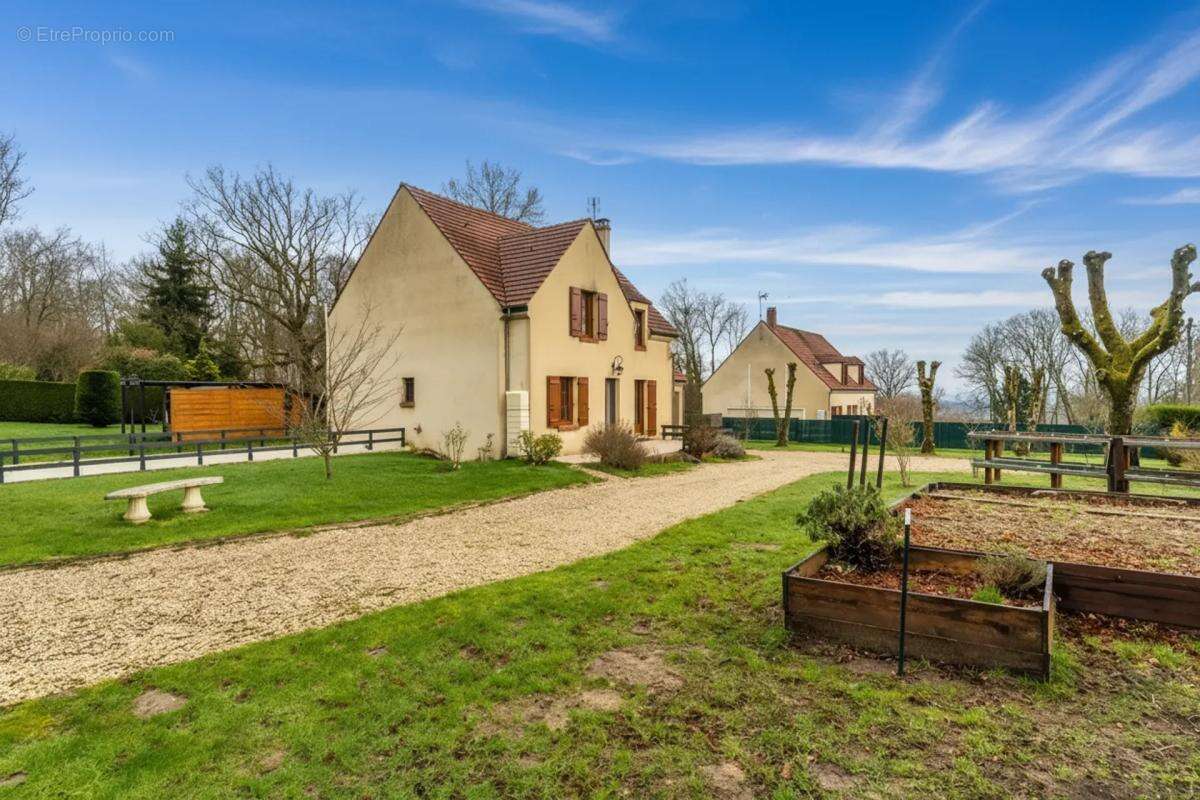 Maison à MONTJAVOULT