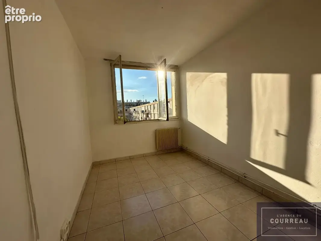 F3 de 59 m2 situé près de l'Arène, 4ème étage • Balcon • Parking • Lumineux et calme - photo 8