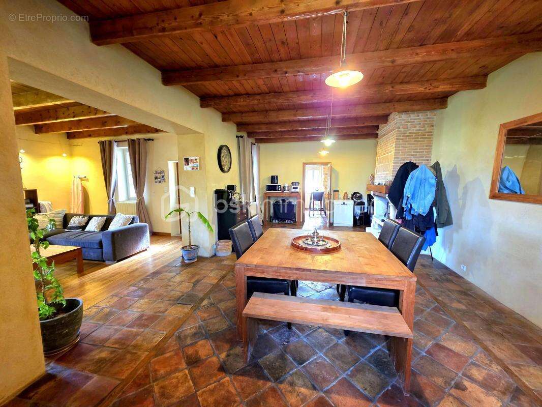 Maison à SAINT-JULIEN-DE-PEYROLAS