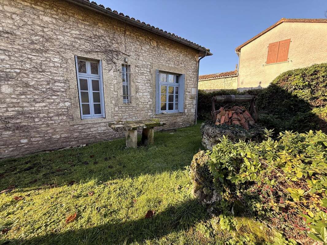 Maison à SALLES-DE-VILLEFAGNAN