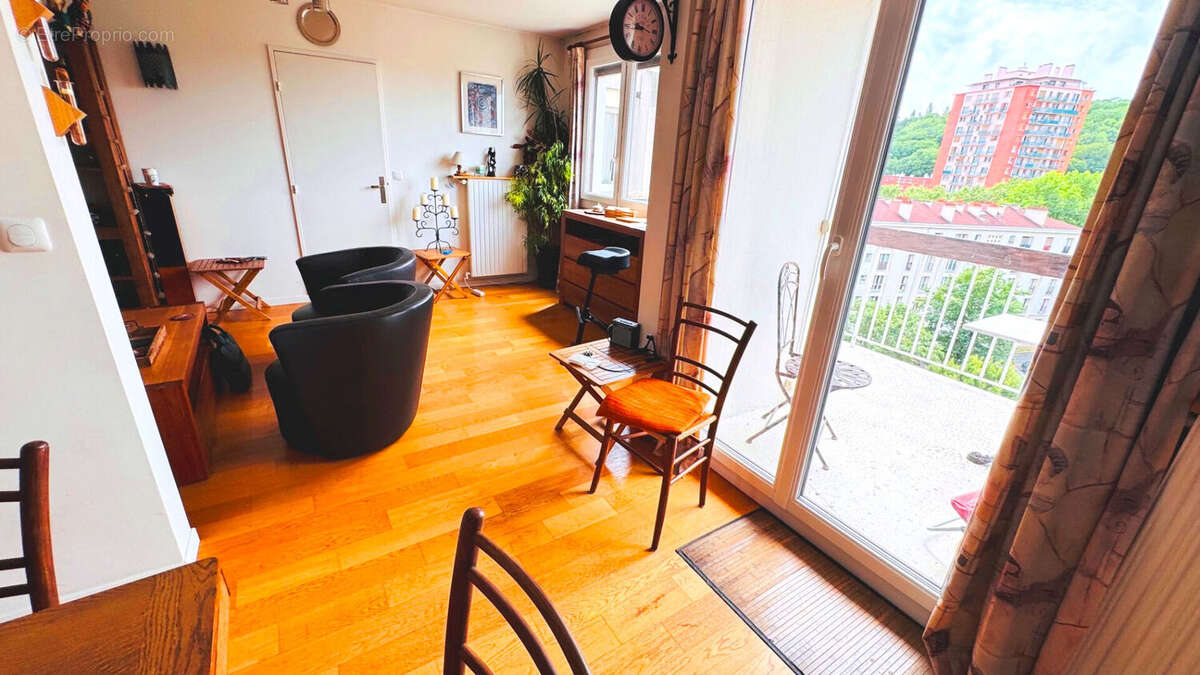 Grand F5 lumineux 97 m² + Balcon + Parking - photo 2
