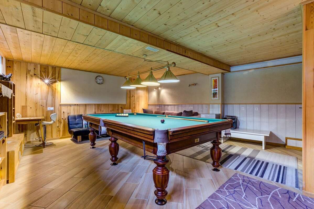 CHAMONIX - Grand chalet avec 9 chambres et beaucoup de potentiel - photo 24