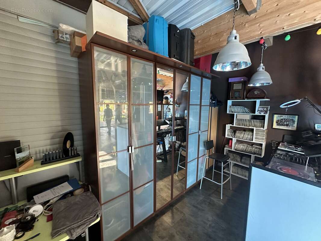 Commerce à TREMBLAY-LES-VILLAGES