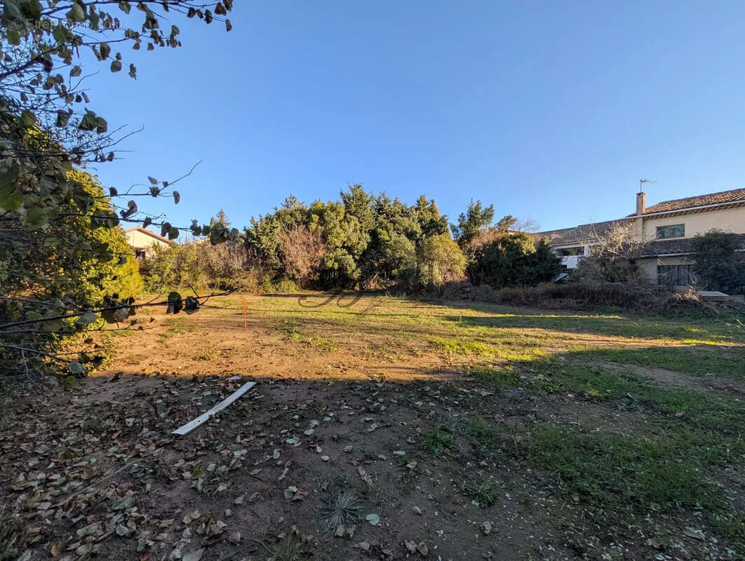 Terrain à PERTUIS