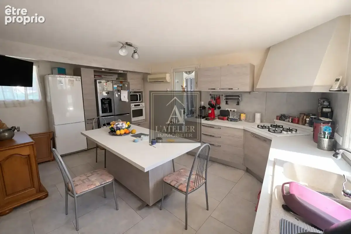 Maison de caractère avec 2 studios, piscine, sous sol et abris voiture sur une parcelle de 1250 m2 - photo 9