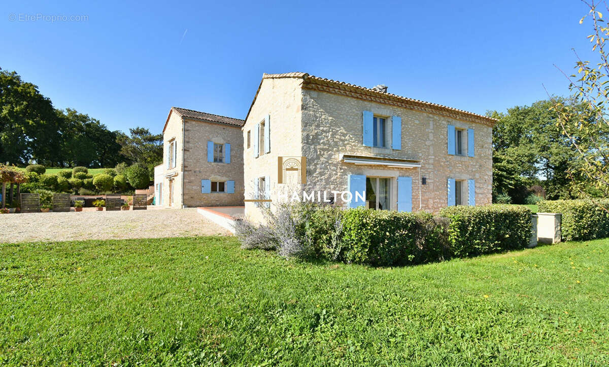 Ensemble de deux maisons independantes avec vue degagee sur 1.5 ha de terrain avec piscine - photo 3