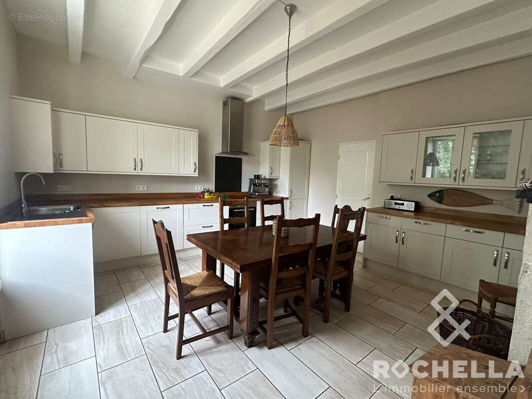 Maison 174 m² à Dampierre-Sur-Boutonne  - photo 5