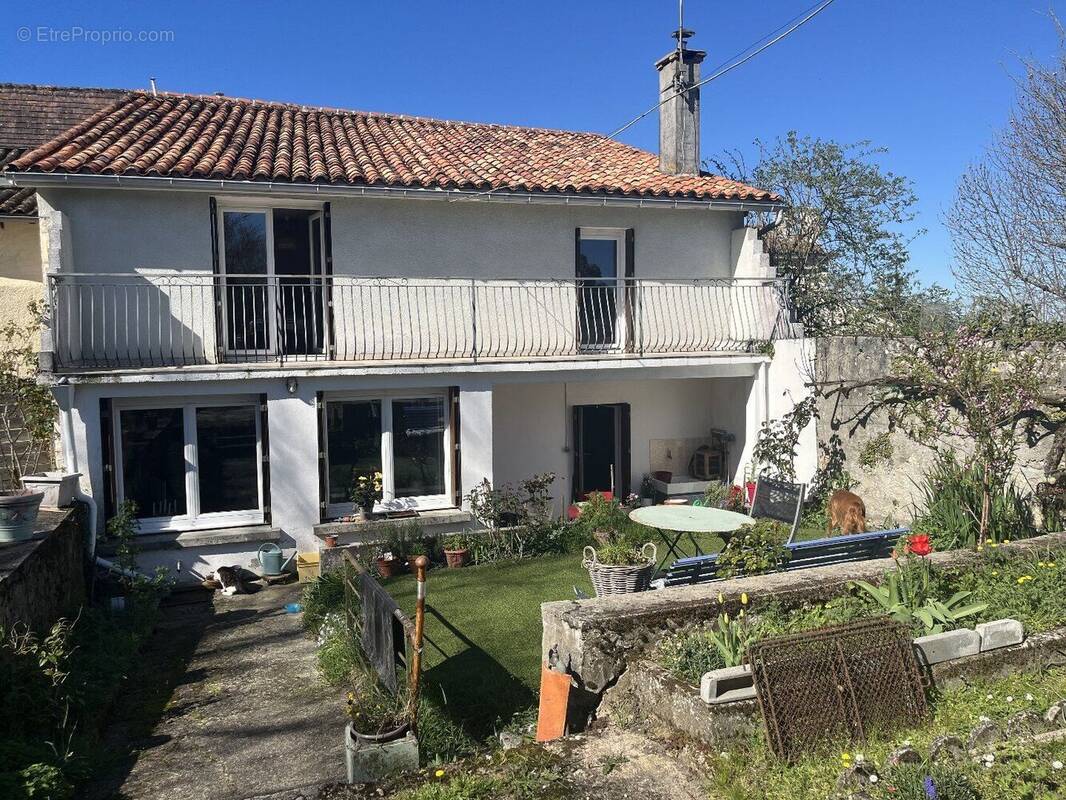 Maison à BORS(CANTON DE MONTMOREAU-SAINT-CYBARD)
