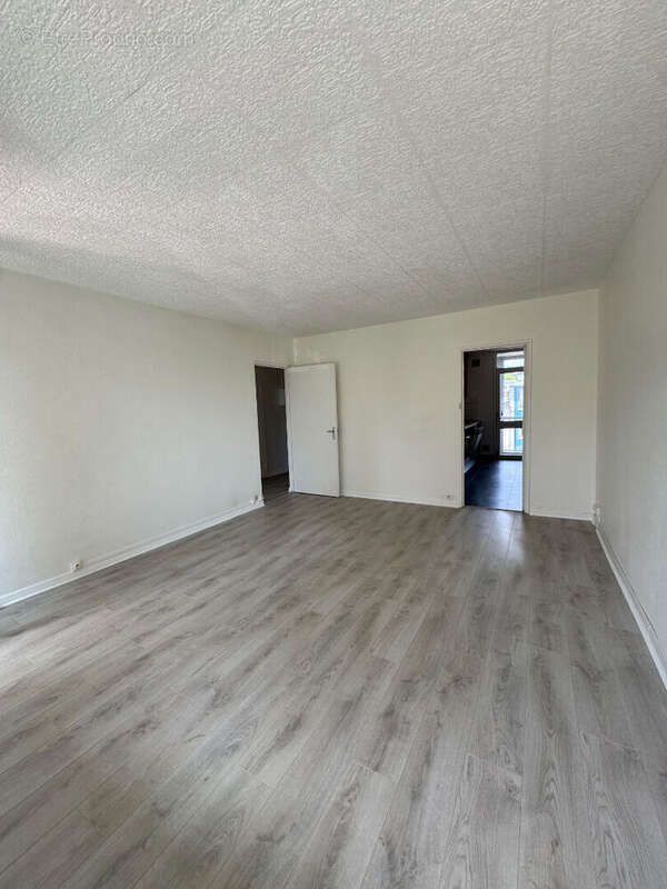 BREST-Ponchelet/St Michel-Appartement de Type 3, 64 m², dalle béton , ascenseur, 3 balcons - photo 4
