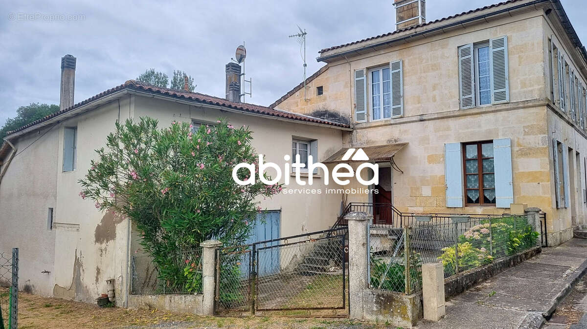 Maison à NIEUL-LE-VIROUIL