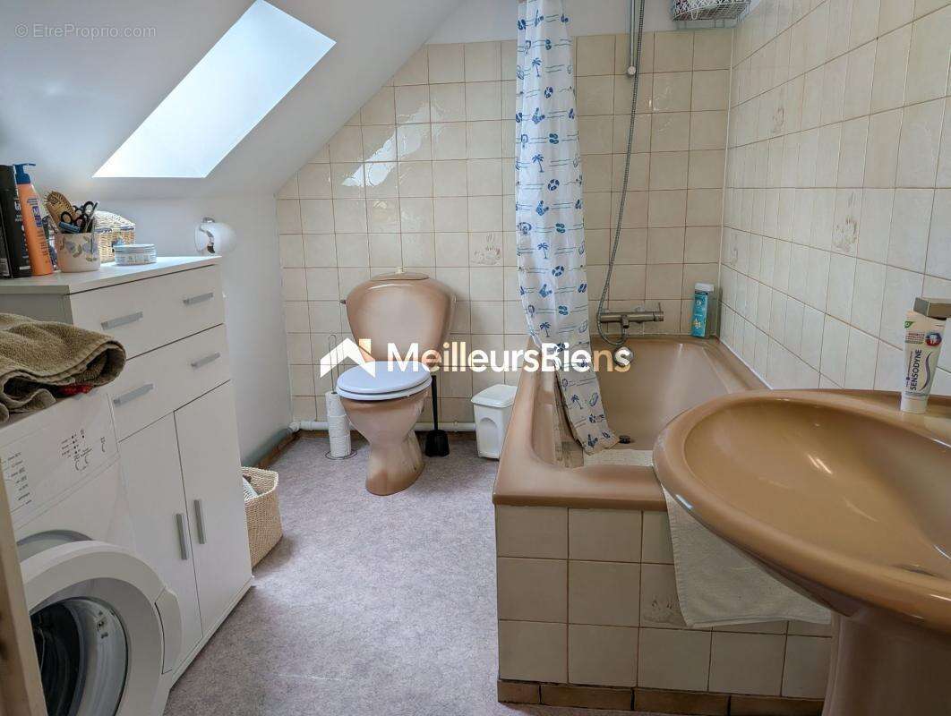Charmante petite maison 2 chambres sur 800 m² terrain - Garage - photo 12