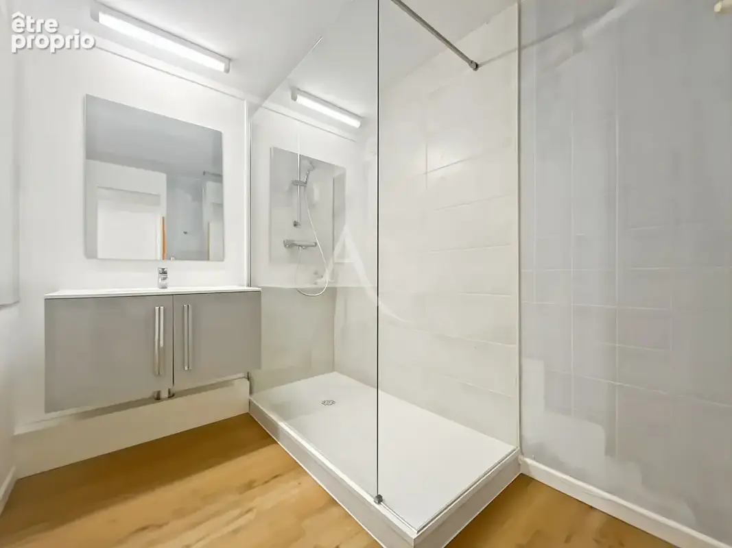 Appartement atypique de 86 m² avec terrasse plein sud en centre-ville de Challans - photo 6