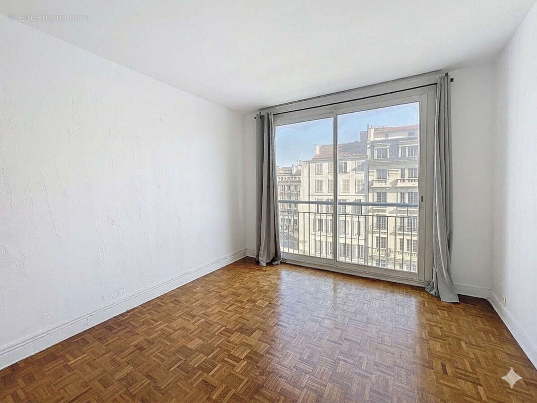 Appartement à MARSEILLE-1E