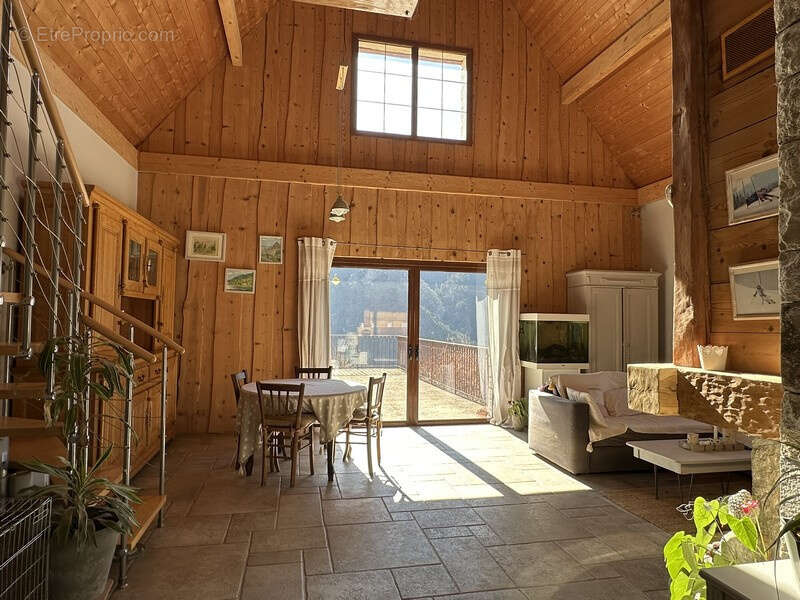 Propriété d'exception! Très beau chalet 4 pièces sur plus d'un hectare de terrain attenant. - photo 6