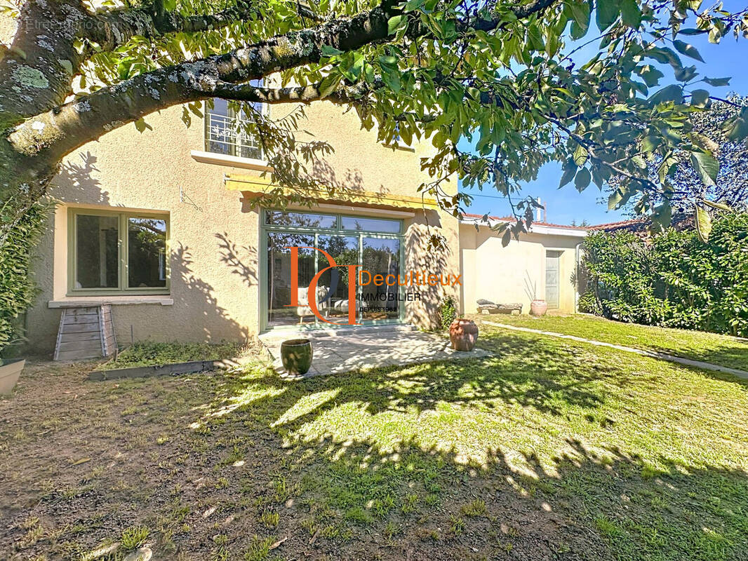 Maison à SAINT-GENIS-LES-OLLIERES