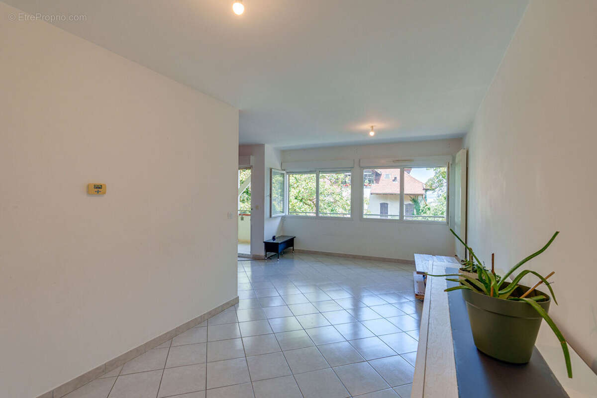 Appartement 3 pièces 60.02 m²  loi Carrez avec cave et garage en centre ville d'EVIAN-LES-BAINS - photo 4