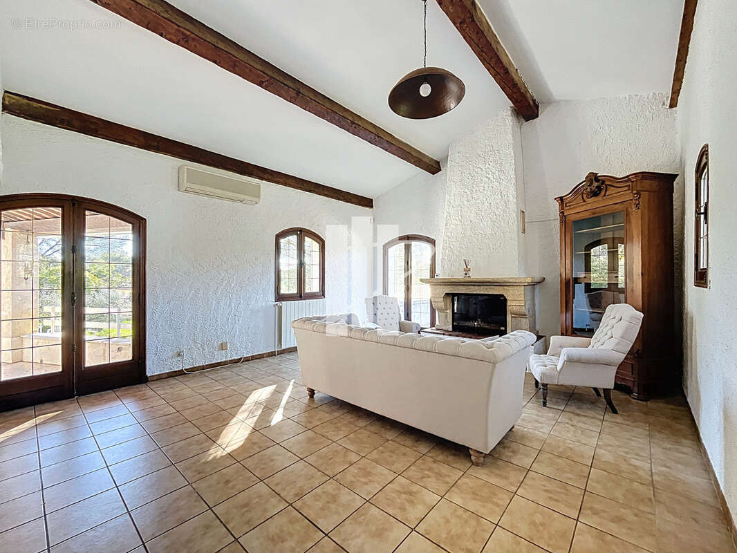 Villa provençale avec piscine, T2 indépendant et fort potentiel   Domaine sécurisé - photo 6