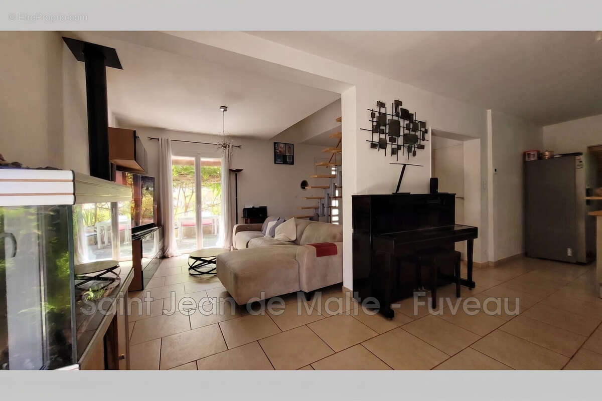 Maison 113 m² à Saint-Savournin  - photo 4