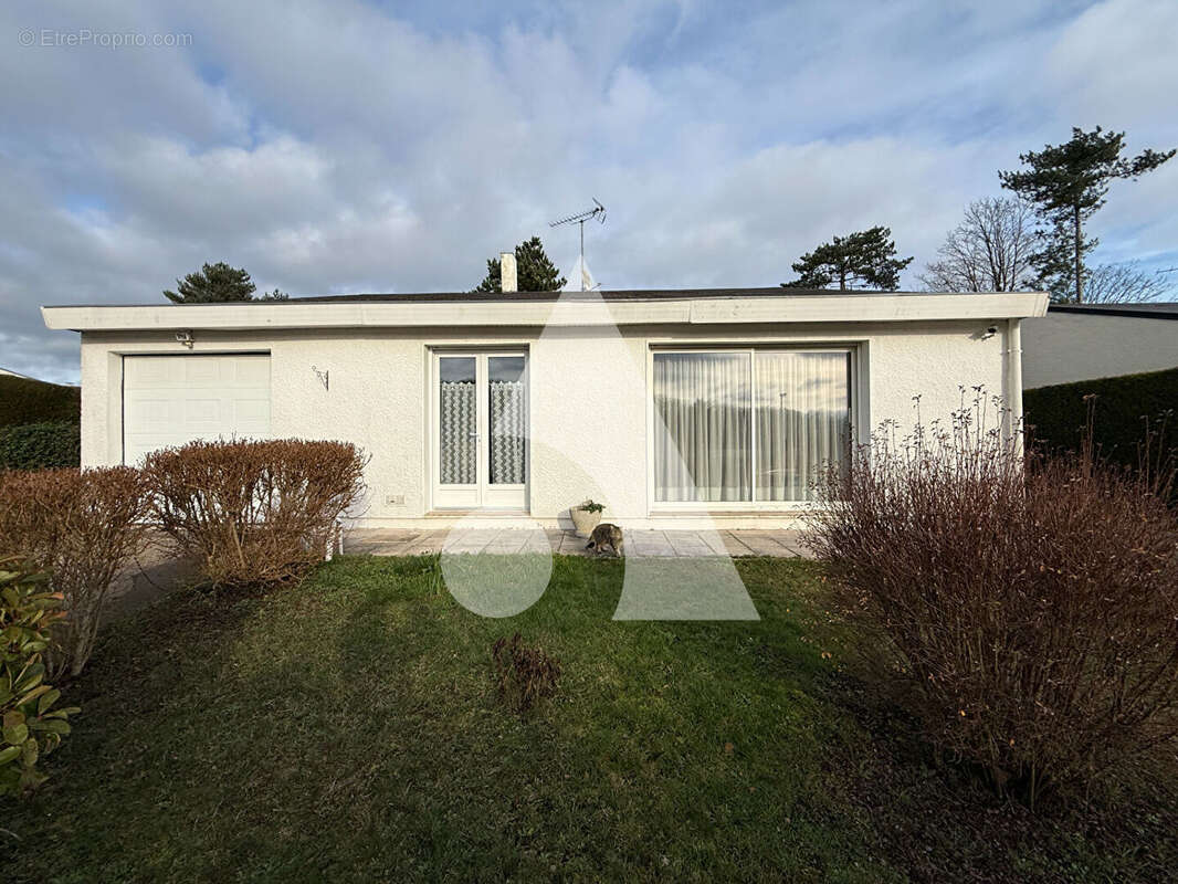 Maison à SAINT-SEBASTIEN-DE-MORSENT