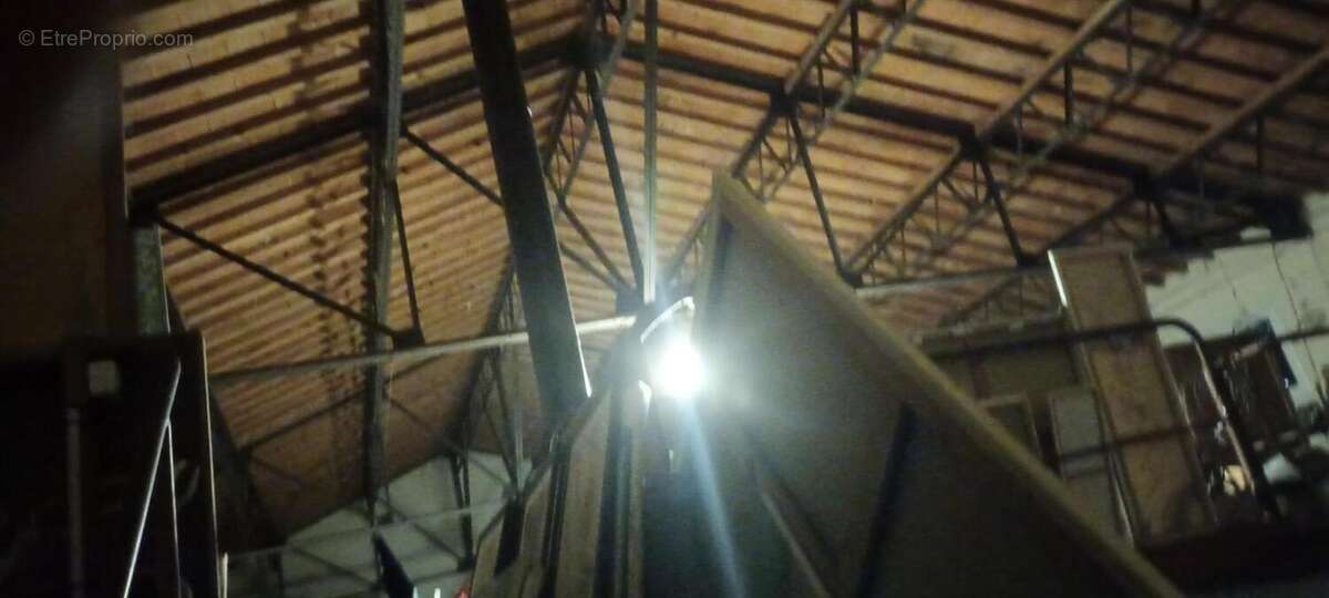 Bien rare et atypique- ancienne cave viticole amenagee atelier d artiste et habitation - photo 12