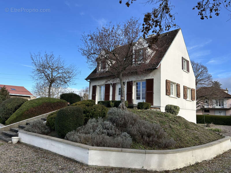 Maison à LES MARTRES-D'ARTIERE