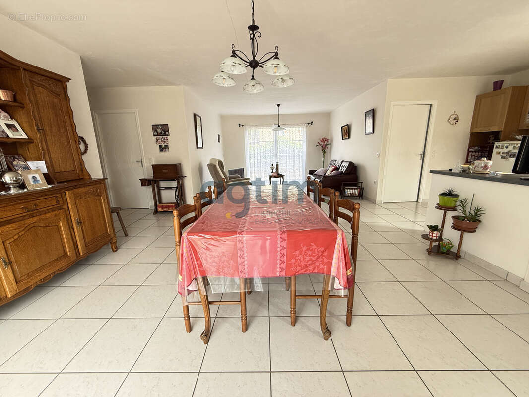 MONTAIGU, Centre, en lotissement: Maison de plain pied, 93m2 habitables, 2 chambres, garage, terrain clos - photo 8