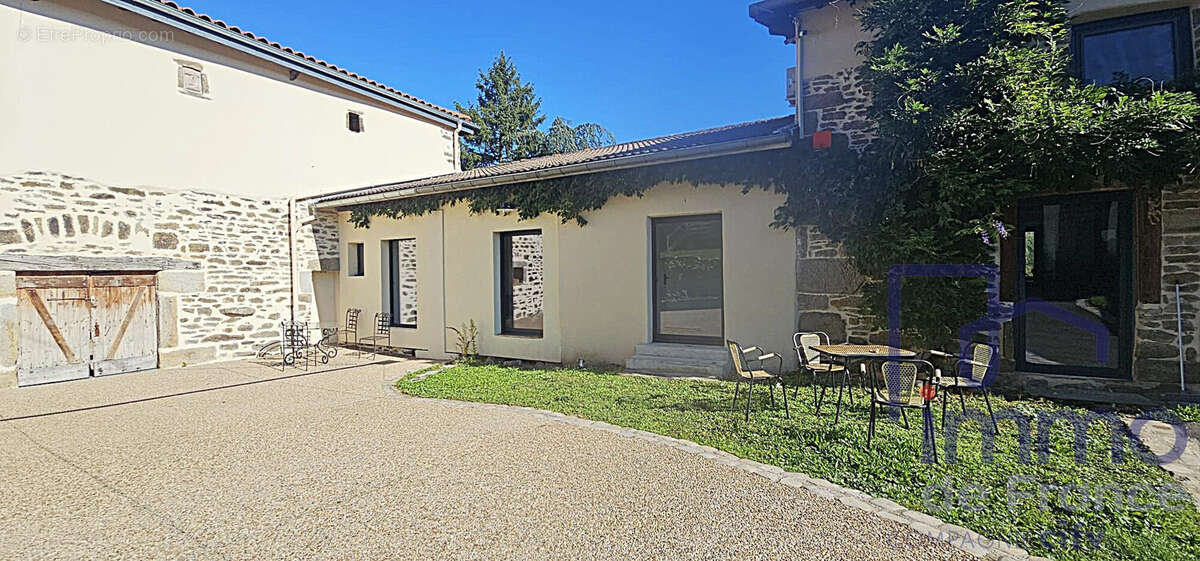 Maison à LA TOUR-EN-JAREZ