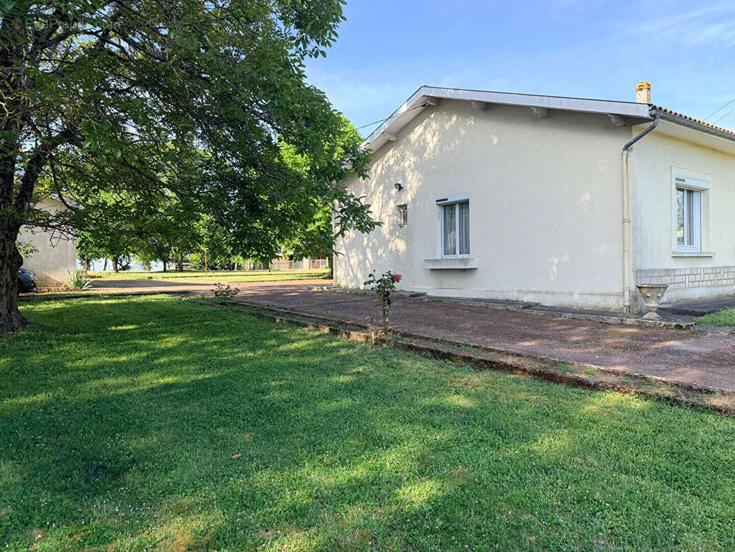 À Bourg, maison de plain-pied  de 137 m2 - photo 4