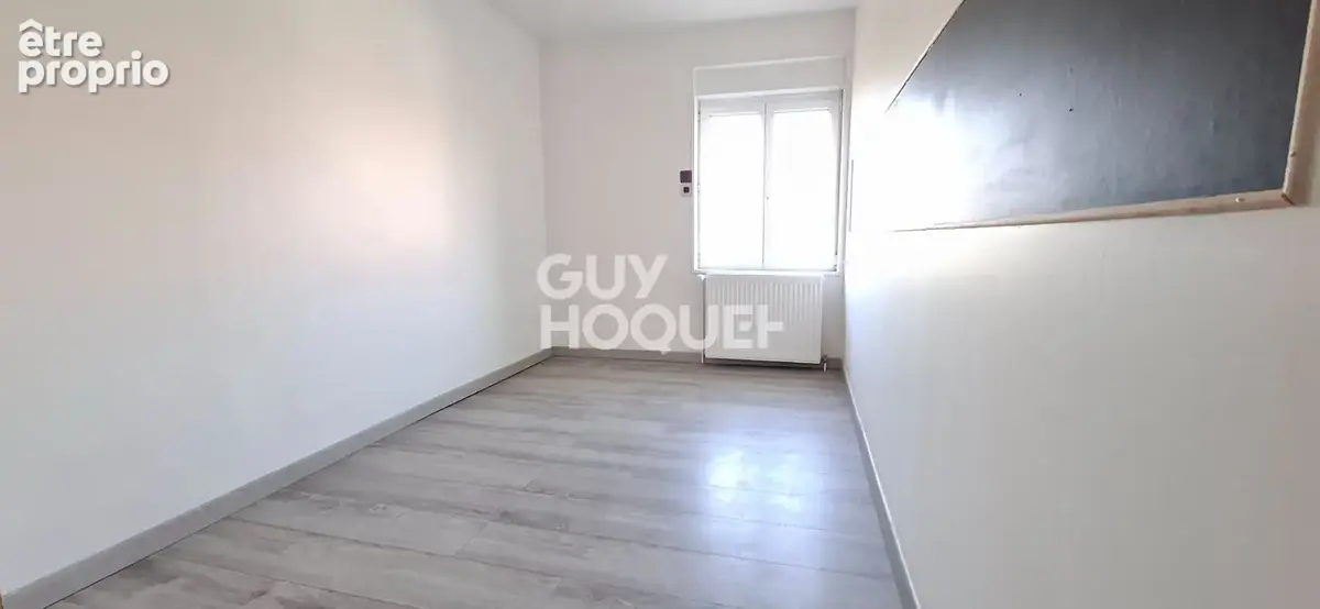 Maison mitoyenne de 192m² entièrement rénovée avec terrain de loisir au bord de l'eau - photo 4