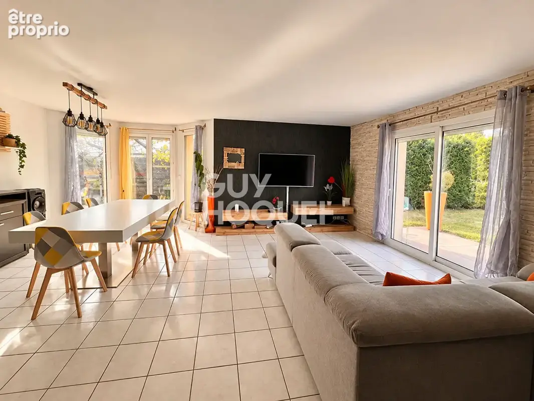 YSSAC LA TOURETTE - Plain pied 103 m2, 3 chambres, Piscine - photo 5