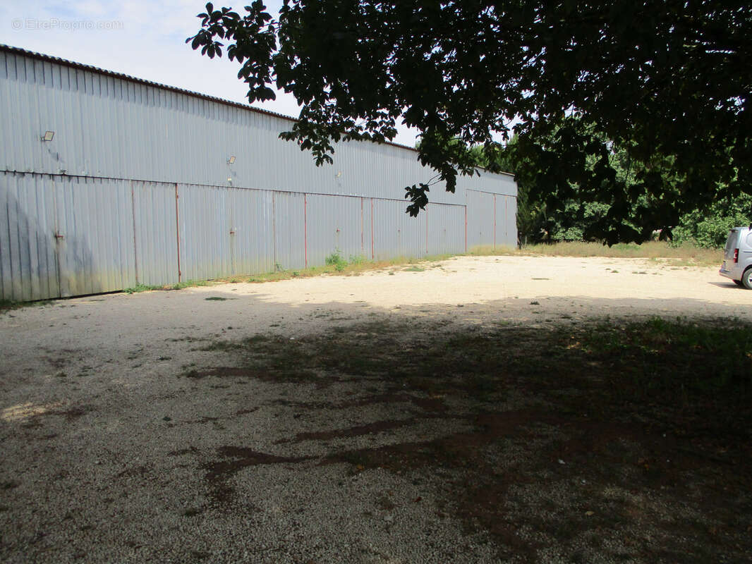 Parking à CEAUX-EN-COUHE