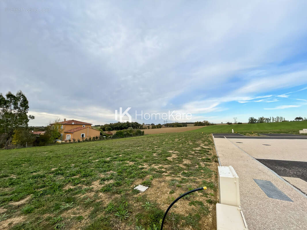 Terrain 1087 m² à L'isle-Jourdain  - photo 2