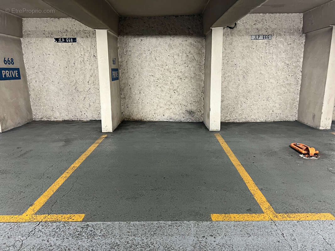 Parking à PARIS-9E