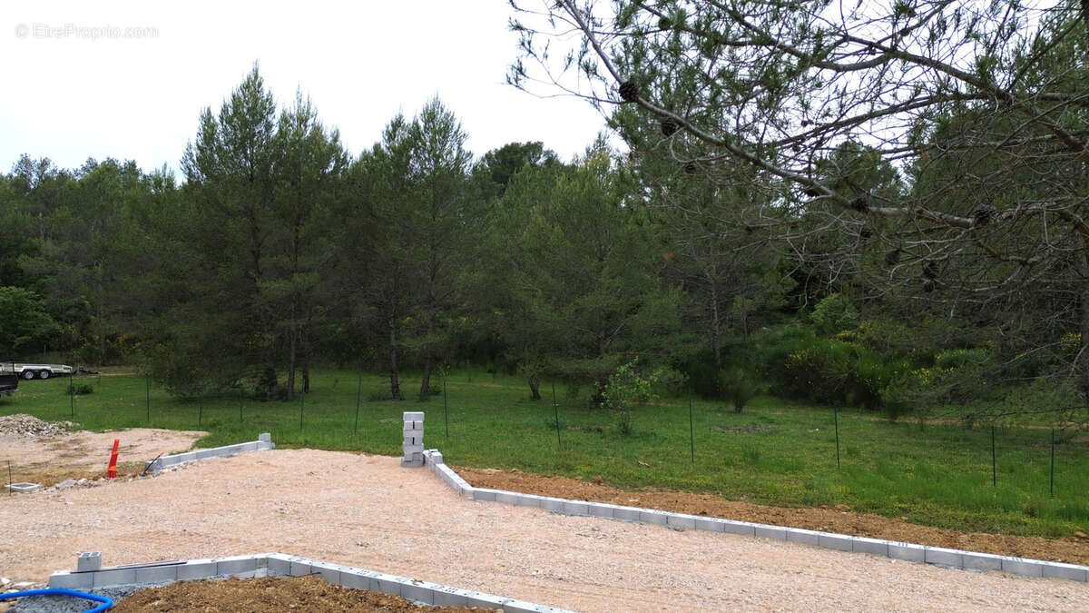 Terrain à MEOUNES-LES-MONTRIEUX