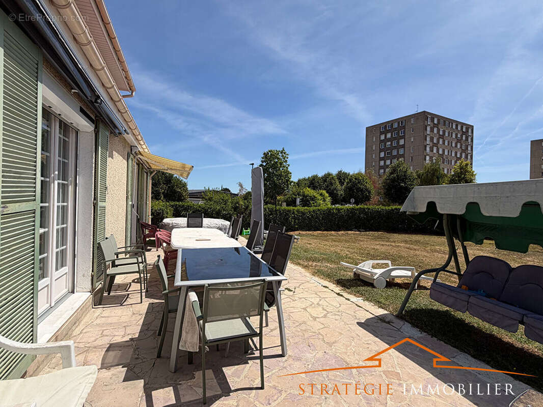 CHAMPFORGEUIL, maison familiale de 180 m² (6 chambres) avec terrain - photo 14