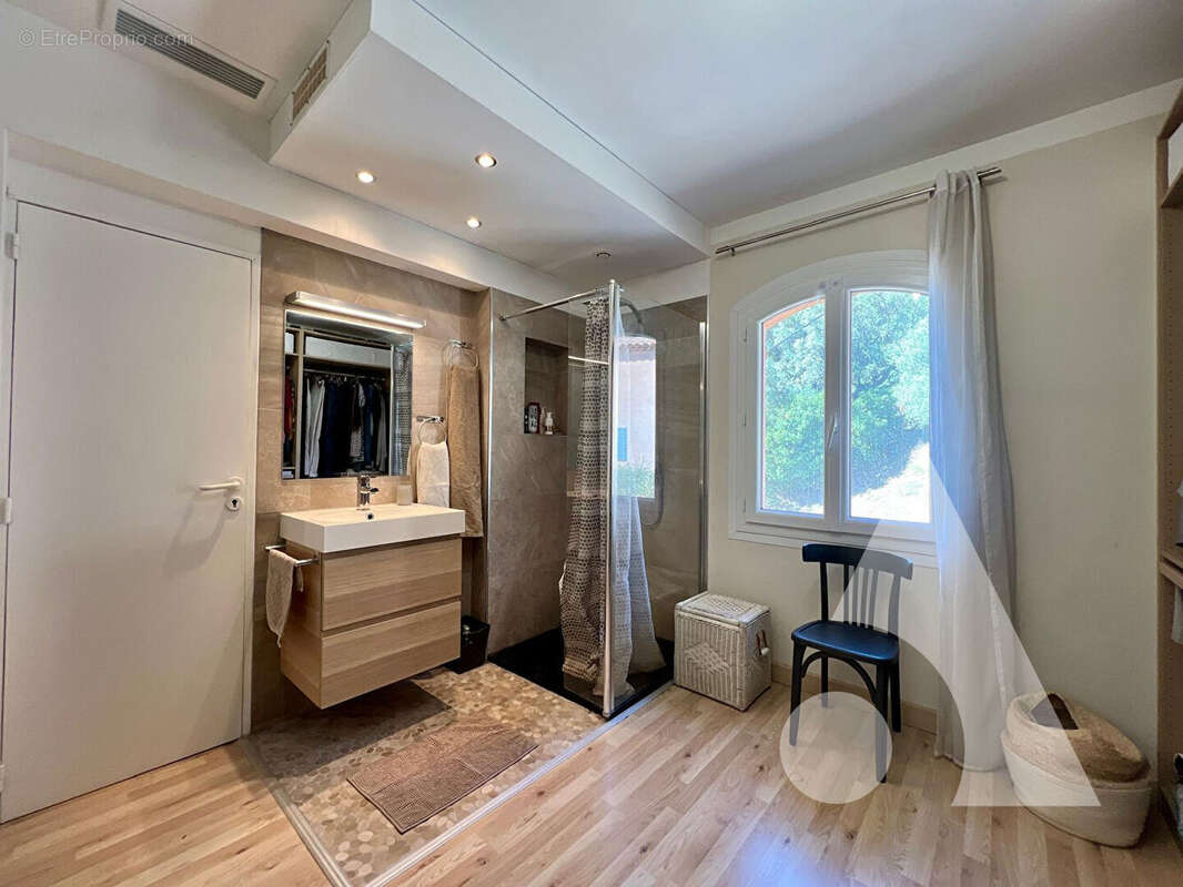 Maison à LE REVEST-LES-EAUX