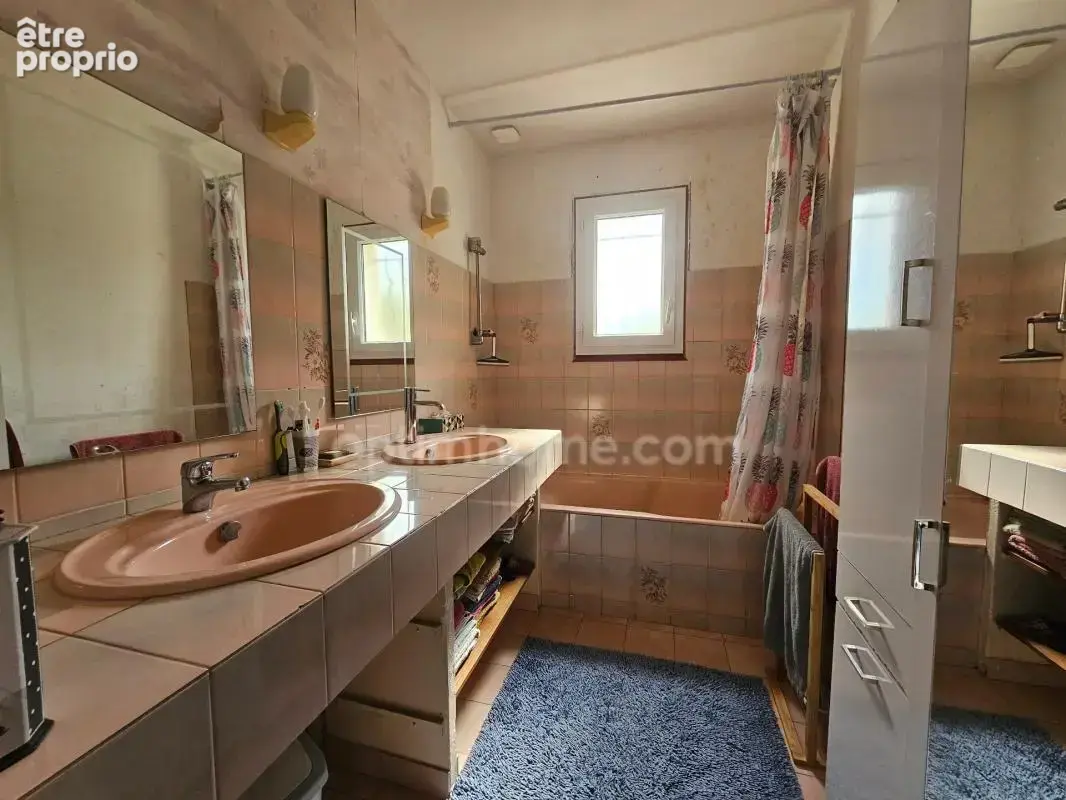 Maison de plain-pied de 120 m², 4/5 chambres et grand garage, au calme absolu. CHAMPNIERS (16) - photo 8