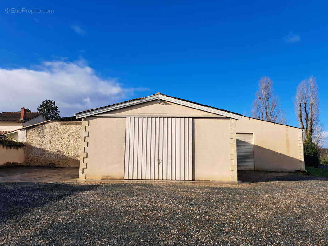 Parking à SAINT-MACAIRE