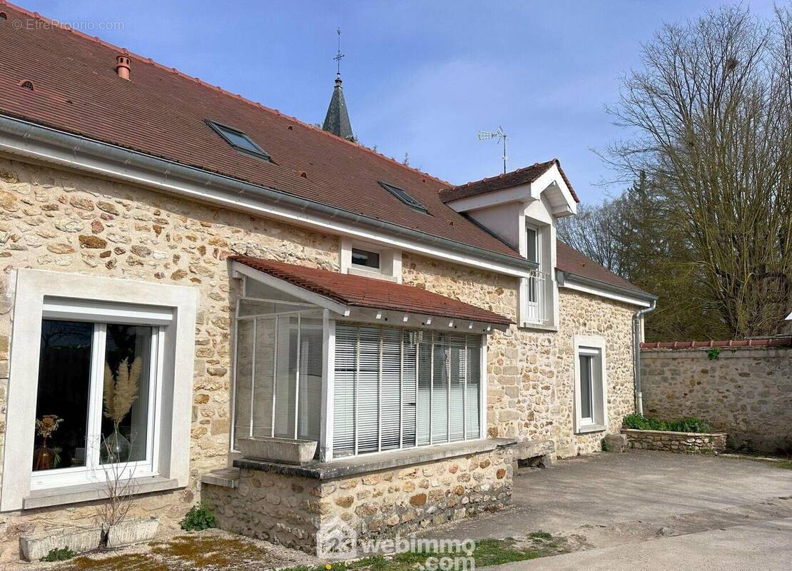 Magnifique maison familiale en pierre de 190 m² (222 m² au sol). - Maison à PERTHES