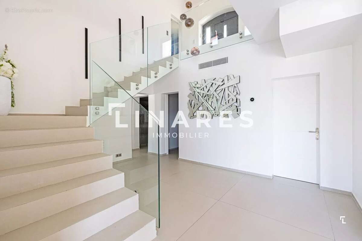 L'ICONIQUE - Villa T6 de 343m² - Dépendance - Piscine - Court de tennis - Terrain de 8000m² - 13420 GEMENOS - photo 10