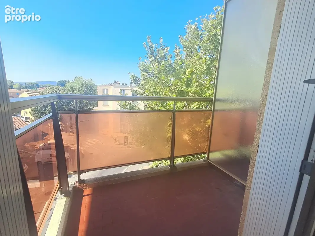 T3 lumineux de 66m2 avec balcon et loggia à Vendre à Salon-de-Provence à deux pas du Centre Ville - photo 3