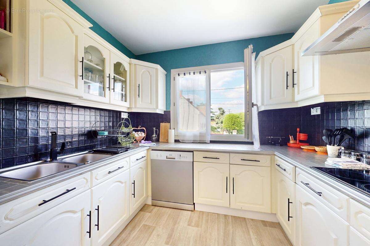 Maison familiale avec 1327 m² de terrain, sous-sol complet et dépendance – Proche Chambord - photo 5